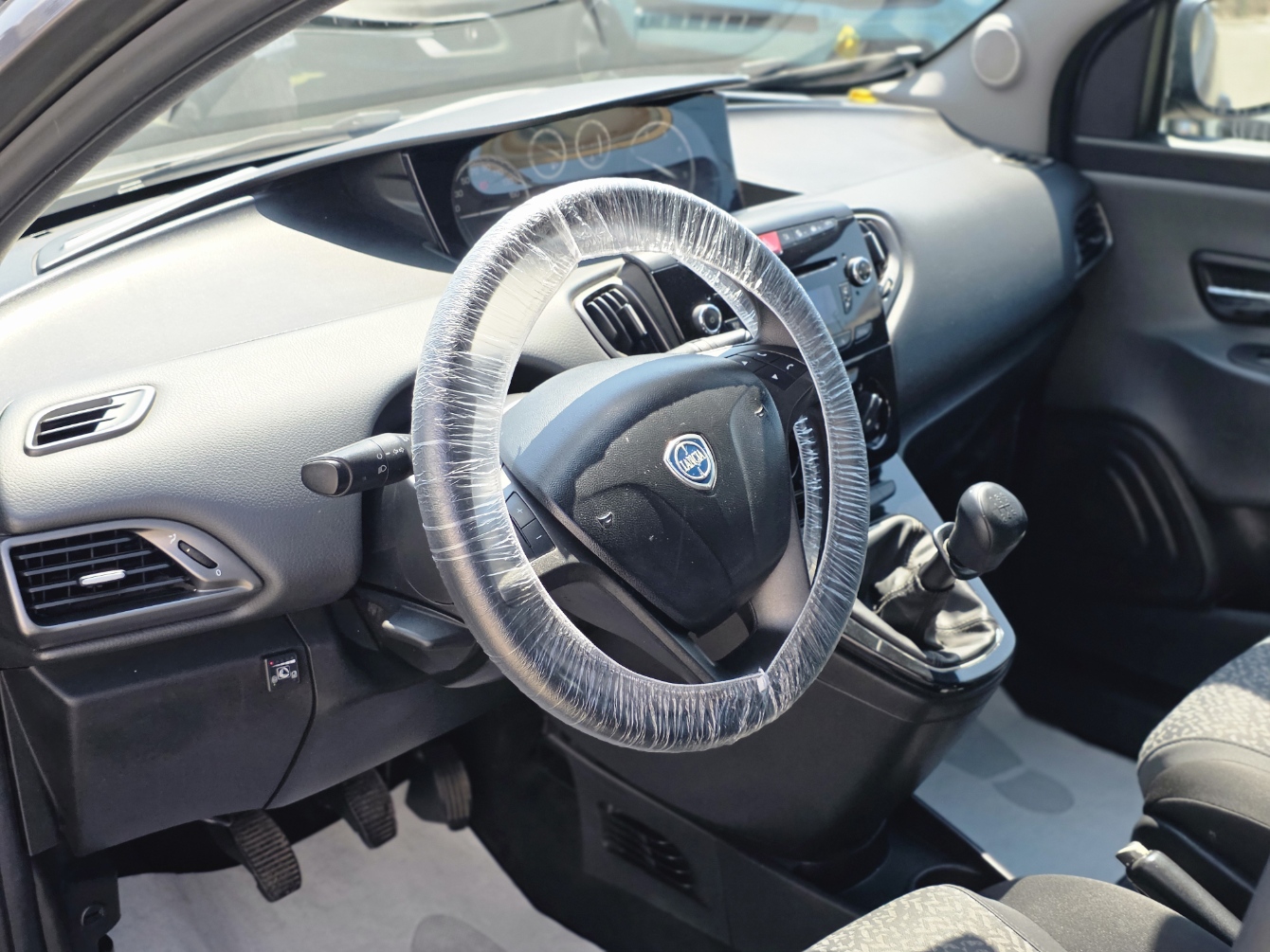
								Lancia Ypsilon 1.2 69cv GPL full									
