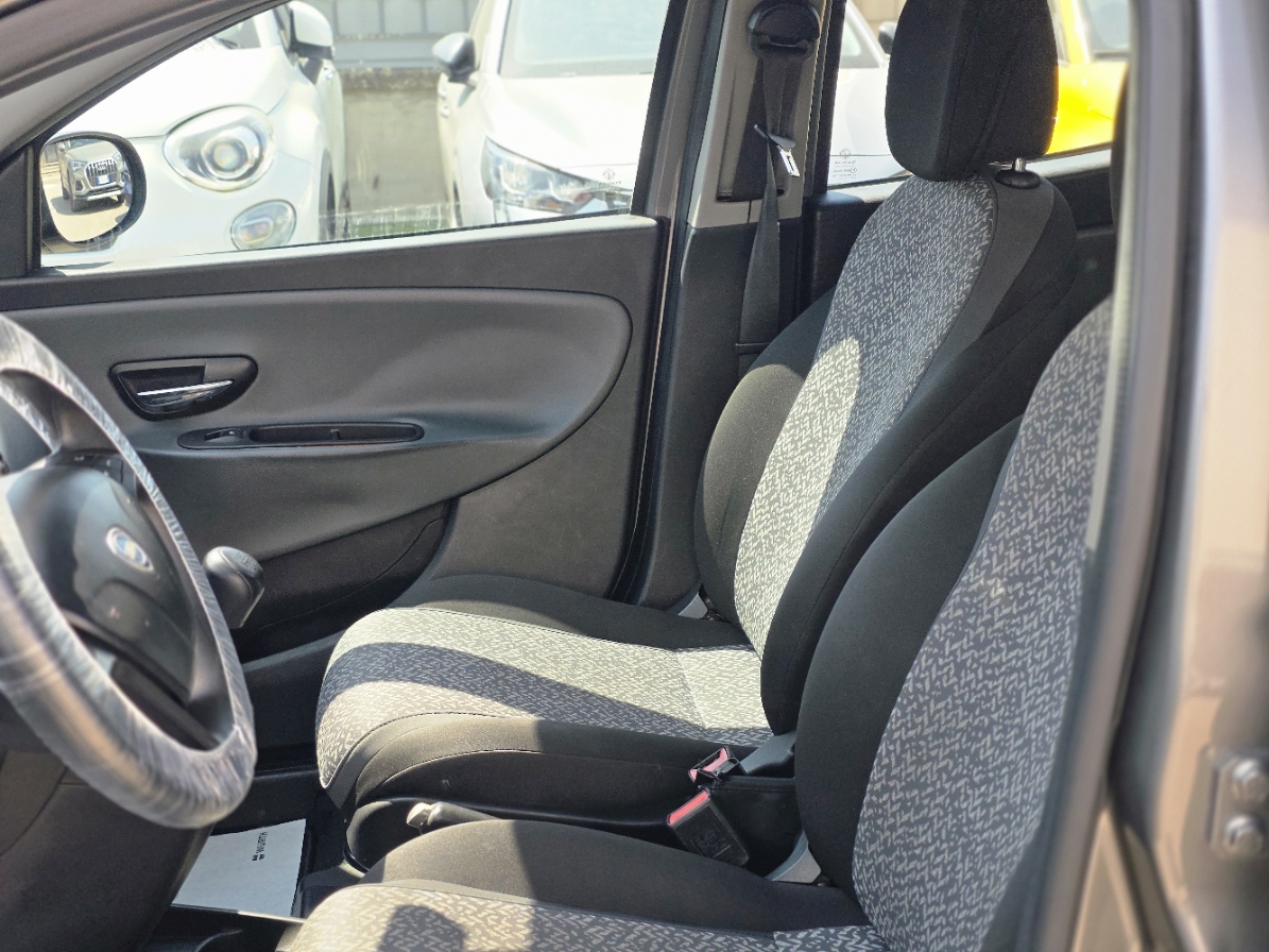 
								Lancia Ypsilon 1.2 69cv GPL full									